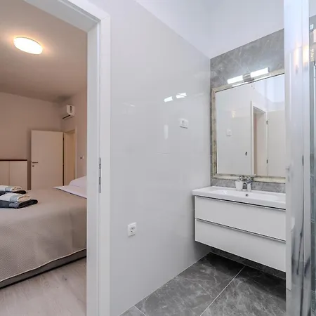 Smratine - Luxury With Pool In *