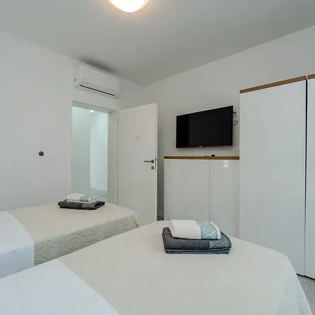 Smratine - Luxury With Pool In