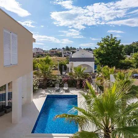 Smratine - Luxury With Pool In