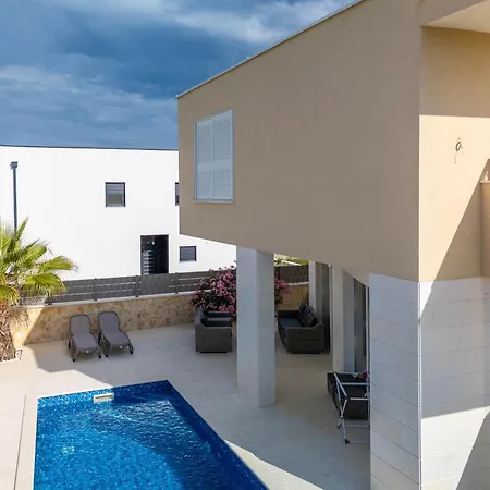 Smratine - Luxury With Pool In