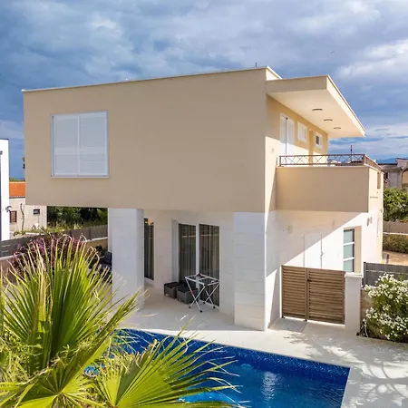 Smratine - Luxury With Pool In