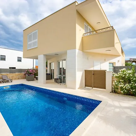 Smratine - Luxury With Pool In Villa *