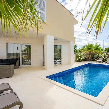 Smratine - Luxury With Pool In 维尔