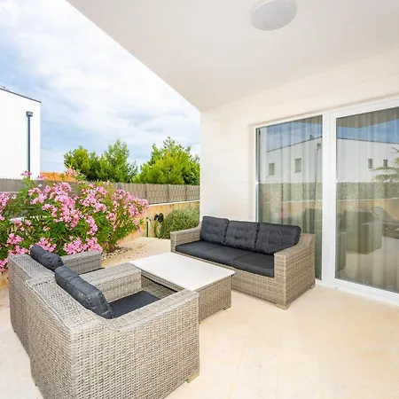 Smratine - Luxury With Pool In 维尔