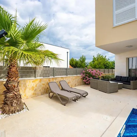 Smratine - Luxury With Pool In *