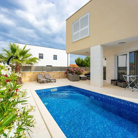 别墅 Smratine - Luxury With Pool In