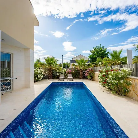 别墅 Smratine - Luxury With Pool In 维尔